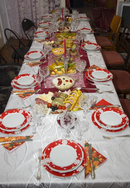 Vánoční stůl s chutné jídlo — Stock fotografie