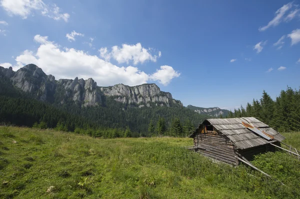 Oude schaapskooi op de berg — Stockfoto