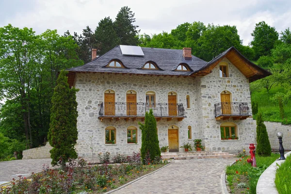 Casa de piedra en la naturaleza — Foto de Stock