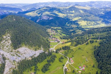 Romen Karpatlar 'daki dağ köyünün hava manzarası