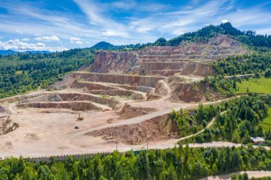 Romen Karpatlar 'da çimento ocağı ve hava manzarası