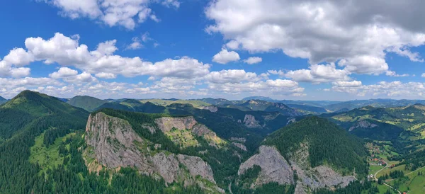 Vista Aérea Del Panorama Montañoso Rocoso Verano Los Cárpatos Rumanos —  Fotos de Stock