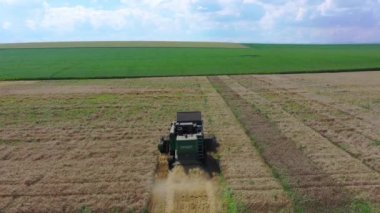 DOCHIA, ROMANIA - 28 HAZİRAN 2020: Mısır gevreği tarlasında hasatçıyı birleştirmenin havadan görüntüsü