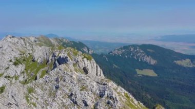 Yaz zirvelerinde uçmak, Romen Karpatlar 'da yaz arması