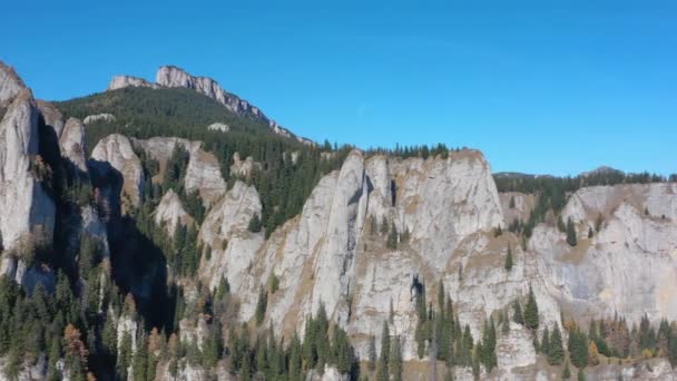 Drone Volador Cerca Montaña Rocosa Los Cárpatos Rumanos Paisaje Otoñal — Vídeos de Stock