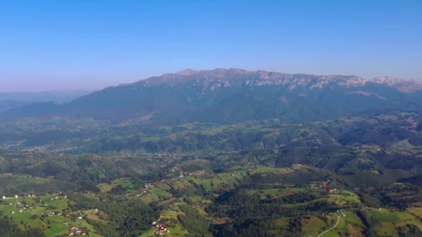 Widok Lotu Ptaka Letnie Wzgórza Góry Letnia Góra Oglądana Drona — Wideo stockowe