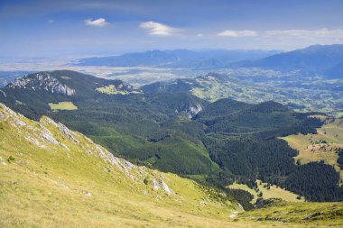 Piatra Craiului Massif 'de yeşil yaz manzarası, güzel bir günde zirve manzarası.