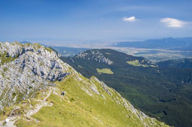 Piatra Craiului Massif 'te yürüyüş yolunda turistler, Romen Karpatlar' da kayalık tepe, yaz sahnesi