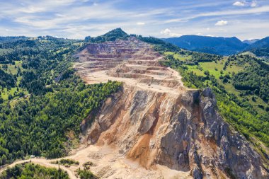 Yaz mevsiminde taş ocağı, Romen Karpatlar çimento madenciliği, hava sahnesi