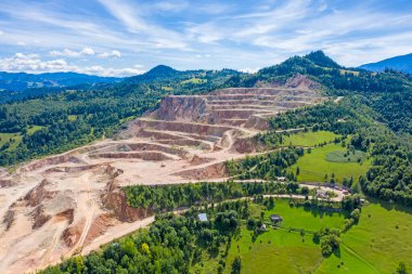 Yazın Romen Karpatlar 'da çimento madenciliğinden oluşan hava manzarası