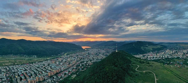 罗马尼亚喀尔巴阡山脉绿色山城的日落全景 被森林环绕的皮亚拉内姆特市夏季空中风景 — 图库照片