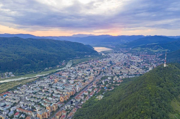 Pôr Sol Cidade Montanha Durante Verão Romênia Paisagem Aérea Verão Imagens Royalty-Free