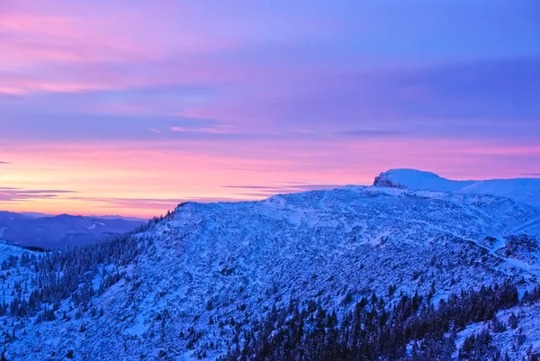 Bergslandskap vid soluppgången — Stockfoto