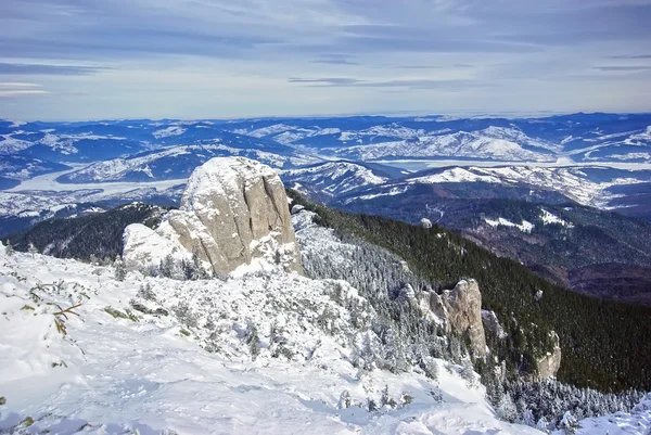 Montañas cubiertas de nieve —  Fotos de Stock