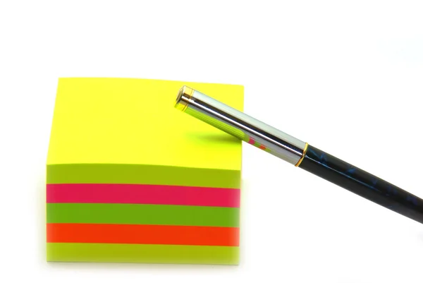 Stapel von Post-its und einem Stift — Stockfoto