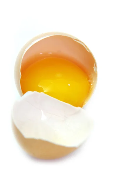 Huevo roto en la clara — Foto de Stock