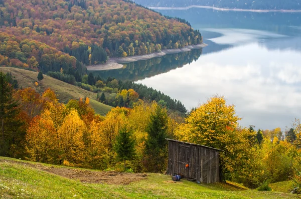Осенний пейзаж с альпийской хижиной — стоковое фото