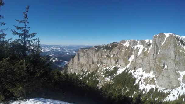 Schöner sonniger Tag auf dem Berg — Stockvideo