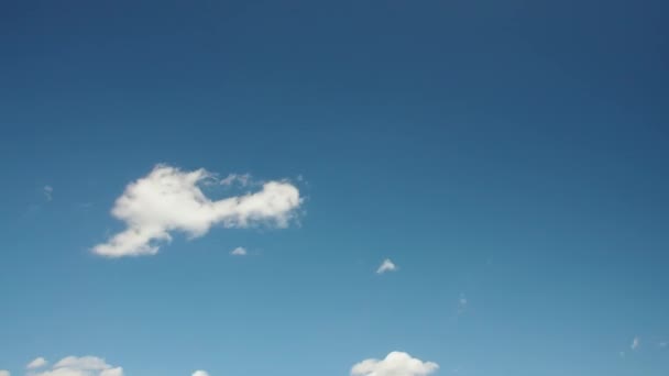 蓝蓝的天空上空的云 — 图库视频影像