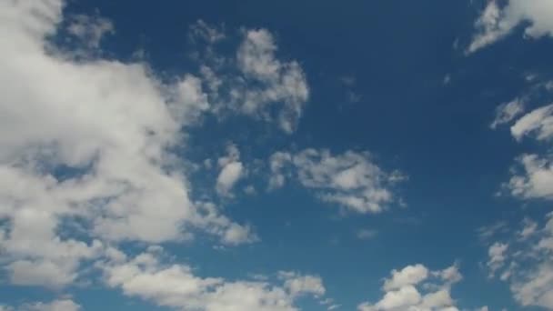 Облака на небе — стоковое видео