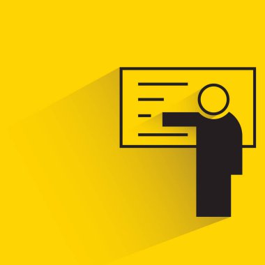 İnsanlar ayakta ve beyaz tahta ile sunum sarı arka planda damla gölge