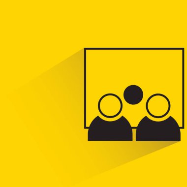 İnsanlar sarı arka planda beyaz tahtayı eğitip izliyorlar.