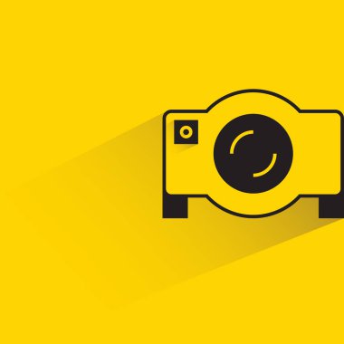 Sarı arkaplanda gölge bırakan projektör