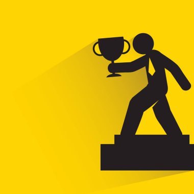 Kazanan işadamının sarı arka planda ödülü var