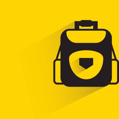 Sarı arka planda gölgesi olan sırt çantası