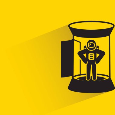 Sarı arka planda gölgesi olan zaman makinesindeki astronot