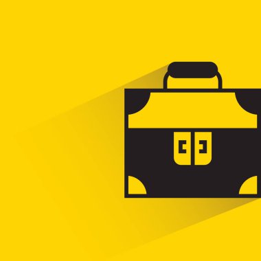 Sarı arka planda gölgesi olan çanta.