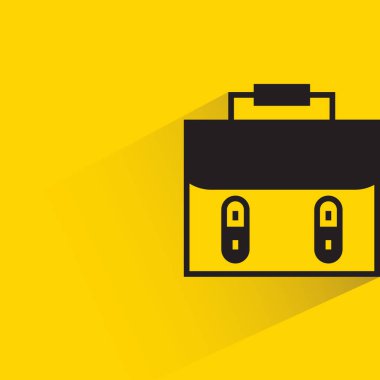 Sarı arka planda gölgesi olan çanta.