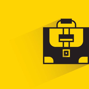 Sarı arka planda gölgesi olan çanta.