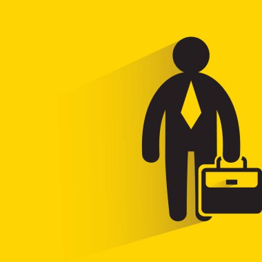 İş adamı elinde sarı arka planda gölgesi olan bir çanta tutuyor.