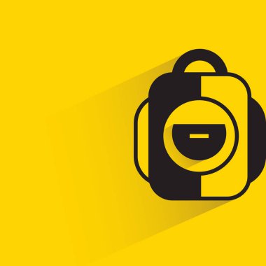 Sarı arka planda gölgesi olan sırt çantası