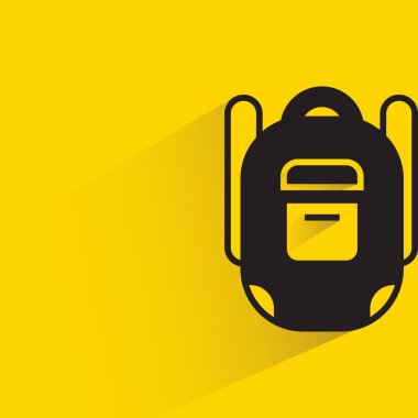 Sarı arka planda gölgesi olan sırt çantası