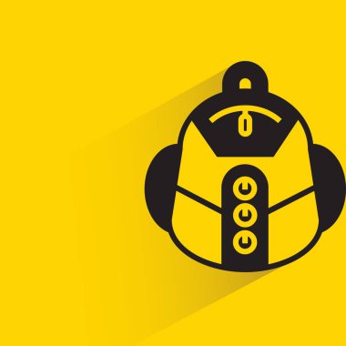 Sarı arka planda gölgesi olan sırt çantası