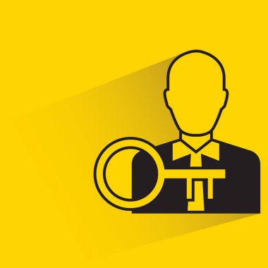 Sarı arkaplanda iş adamı ve anahtar damla gölgesi