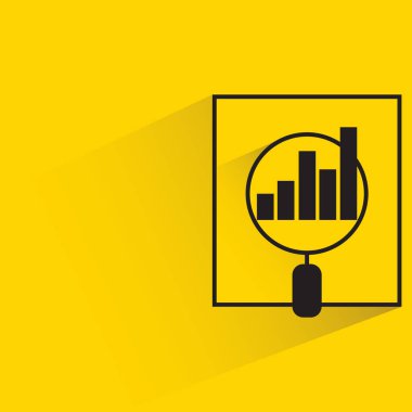 Sarı arkaplan üzerinde veri analizi kavramı için büyüteç ve grafik