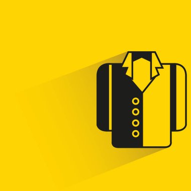 Sarı arka planda gölgesi olan gömlek.