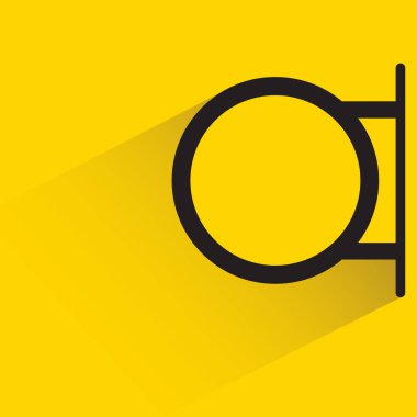 Sarı arka planda gölgesi olan yan yürüyüş reklam panosu