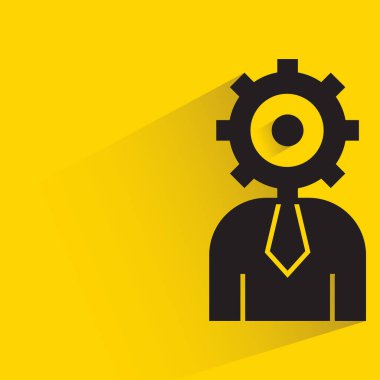 Sarı arkaplan vektöründe gölgesi olan iş adamı dişlisi başı