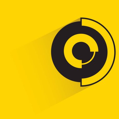 Sarı arkaplanda gölgesi olan pasta grafiği