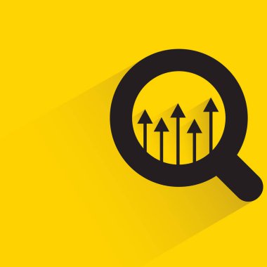 Sarı arkaplanda gölgesi olan büyüteç ve ok grafiği