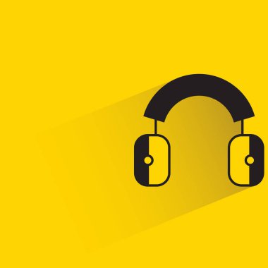Sarı arka planda gölgesi olan koruyucu kulaklık.