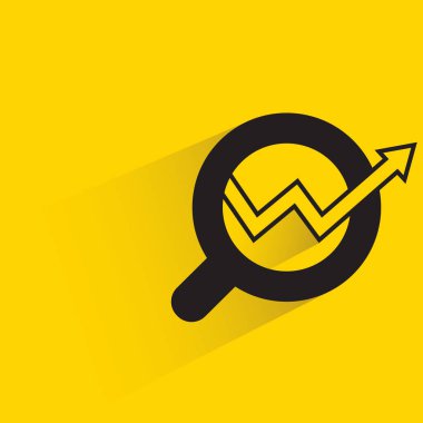 Sarı arkaplanda gölgesi olan büyüteç ve ok grafiği