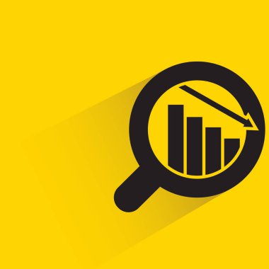 Büyüteç camı ve azalan çizelge sarı arkaplanda gölgeli.