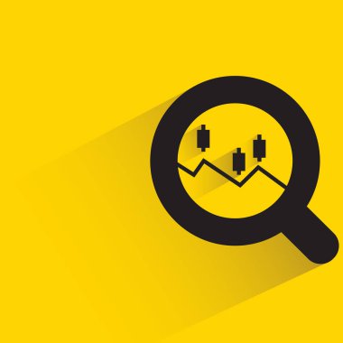 Şamdan şeması ve sarı arka planda gölgesi olan büyüteç.