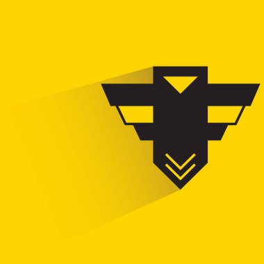 Sarı arka planda gölgesi olan askeri simge.