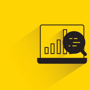 Dizüstü bilgisayardaki veri grafiği sarı arkaplanda gölge bırakıyor